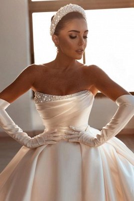 Elegantes trägerloses A-Linien-Brautkleid mit Kathedralenschleppe und Perlenbesatz im Prinzessinnen-Stil_4