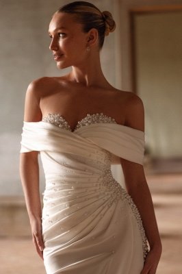 Robe de mariée fourreau en satin froncé à épaules dénudées Robe de mariée blanche en perles_2
