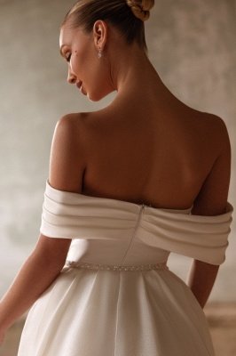 Robe de mariée fourreau en satin froncé à épaules dénudées Robe de mariée blanche en perles_5