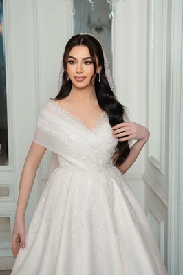 Vestidos de noiva em linha A com flores de tule e cristais e ombros de fora_3