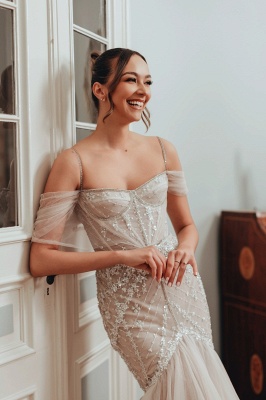 Elegantes, herzförmiges, elfenbeinfarbenes, langes Brautkleid mit Spitze und Meerjungfrau-Blumenmuster und Kristallverzierung_3