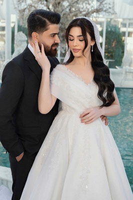 Vestidos de noiva em linha A com flores de tule e cristais e ombros de fora_7