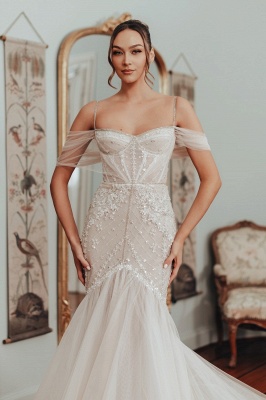 Elegantes, herzförmiges, elfenbeinfarbenes, langes Brautkleid mit Spitze und Meerjungfrau-Blumenmuster und Kristallverzierung_4