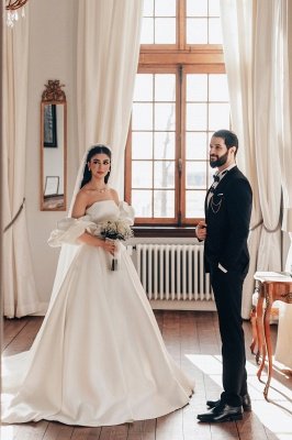 Elegante trägerlose, schulterfreie A-Linien-Brautkleider aus Satin_3