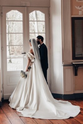 Elegante trägerlose, schulterfreie A-Linien-Brautkleider aus Satin_2